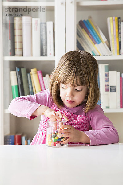 Porträt eines kleinen Mädchens mit Jellybean