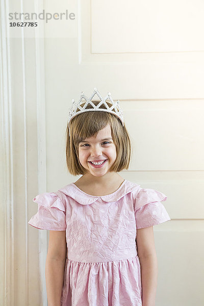 Porträt eines lächelnden kleinen Mädchens als Prinzessin verkleidet