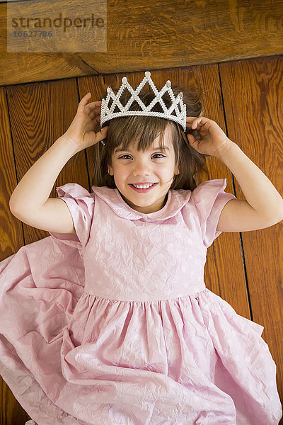 Porträt eines lächelnden kleinen Mädchens als Prinzessin verkleidet