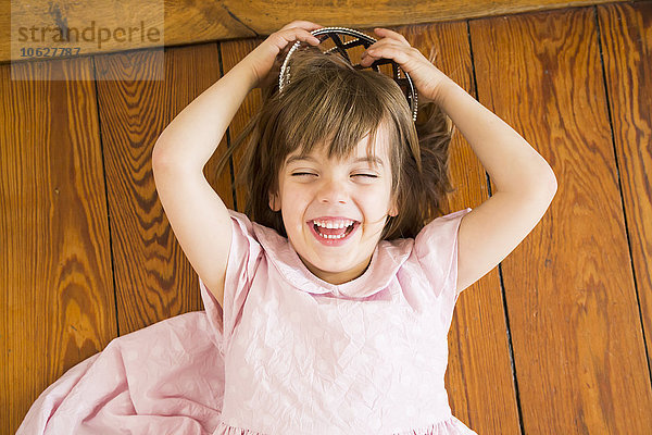 Porträt eines lachenden kleinen Mädchens  verkleidet als Prinzessin.