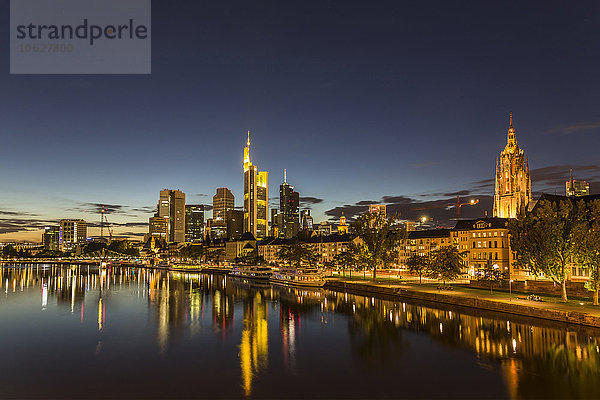 Deutschland  Frankfurt  Main bei Nacht  Skyline des Finanzbezirks im Hintergrund