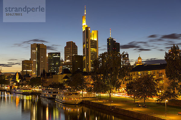 Deutschland  Frankfurt  Skyline des Finanzbezirks bei Nacht