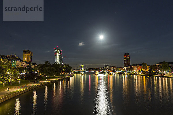 Deutschland  Frankfurt  Main bei Nacht  Skyline des Finanzbezirks