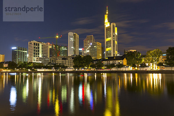 Deutschland  Frankfurt  Main bei Nacht  Skyline des Finanzbezirks im Hintergrund