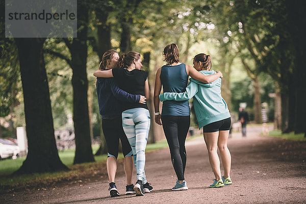 Vier Joggerinnen im Park