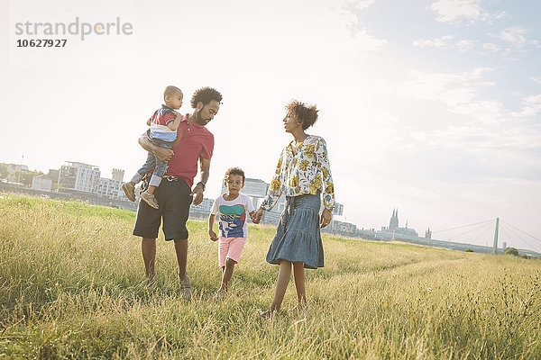 Deutschland  Köln  vierköpfige Familie auf dem Feld