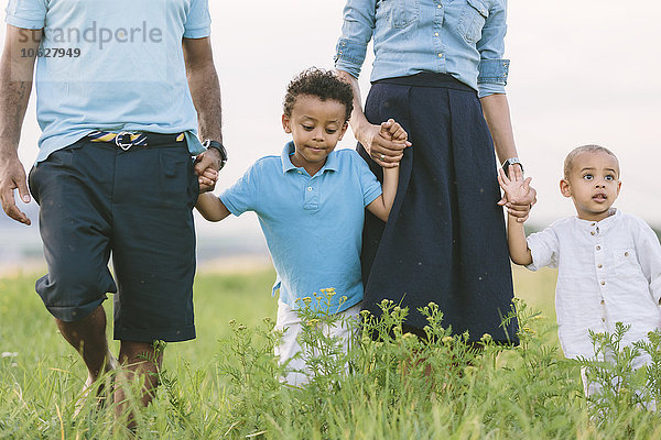 Vierköpfige Familie auf einem Feld