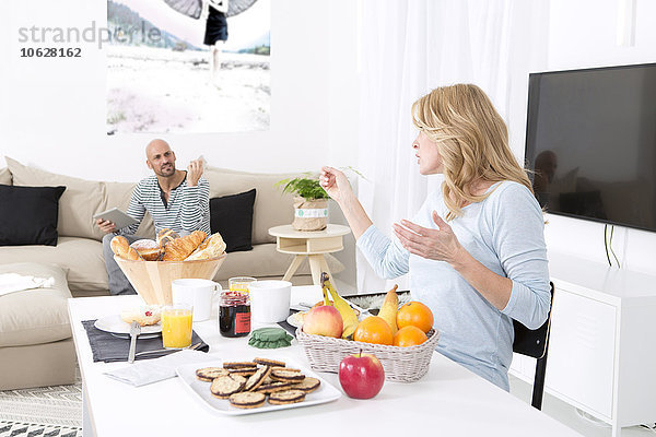 Reife Paare streiten sich am Frühstückstisch