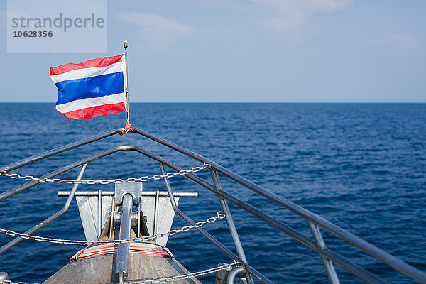 Thailand  thailändische Flagge auf dem Boot