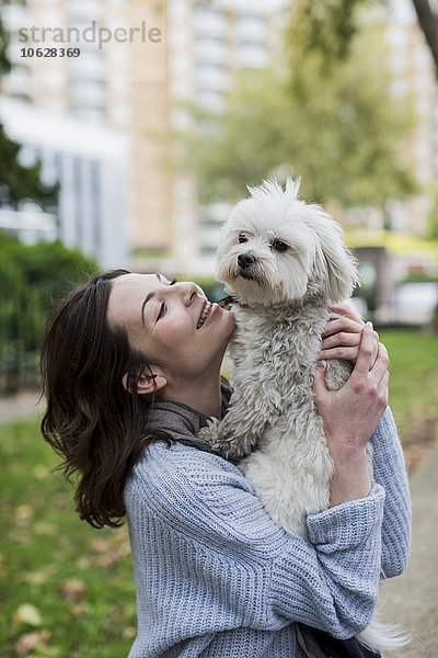 UK  London  glückliche junge Frau mit ihrem Hund