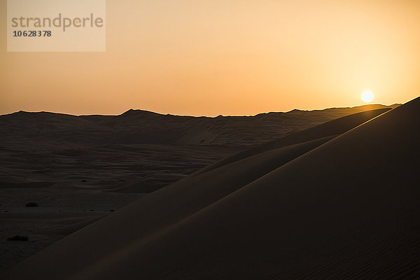 Vereinigte Arabische Emirate  Wüste bei Sonnenuntergang