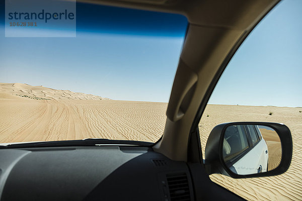 Vereinigte Arabische Emirate  Jeep in der Wüste  Außenspiegel