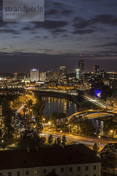 Litauen  Vilnius  Moderne Stadt Vilnius und Neris River bei Dämmerung