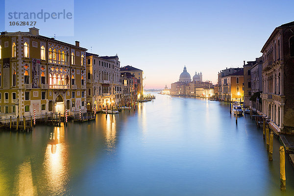 Italien  Venedig  Blick von der Accademia-Brücke auf den Canal Grande und der Basilika Santa Maria della Salute auf Dorsoduro