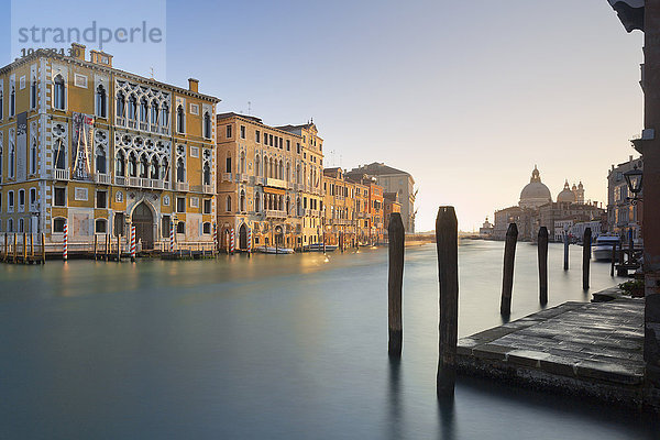 Italien  Venedig  Blick von Dorsoduro auf den Canal Grande und den Palazzo Cavalli-Franchetti