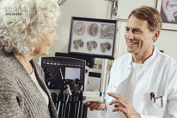 Senior-Patient erhält verschreibungspflichtige Medikamente vom Arzt