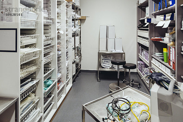 Hinterzimmer des Operationssaals mit sterilen Instrumenten in Regalen für die Chirurgie