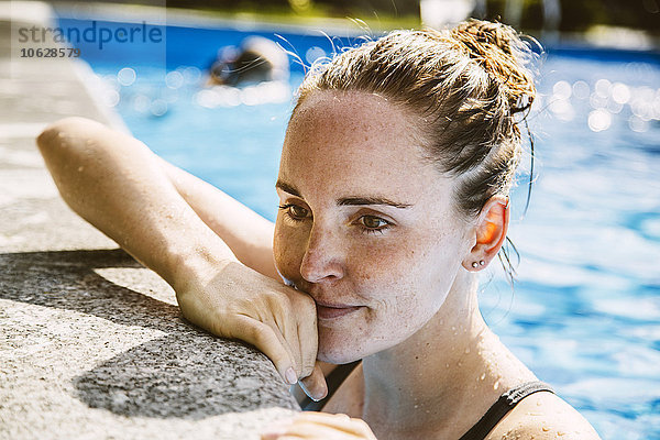 Portrait der Schwimmerin am Beckenrand