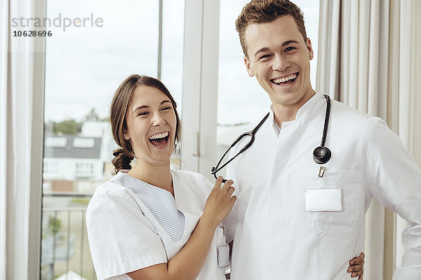 Krankenschwester und junger Arzt flirten bei der Arbeit