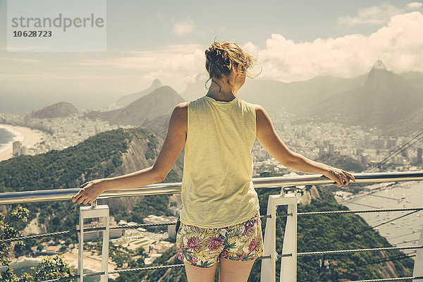 Brasilien  Frau blickt vom Zuckerhut auf Rio de Janeiro hinunter