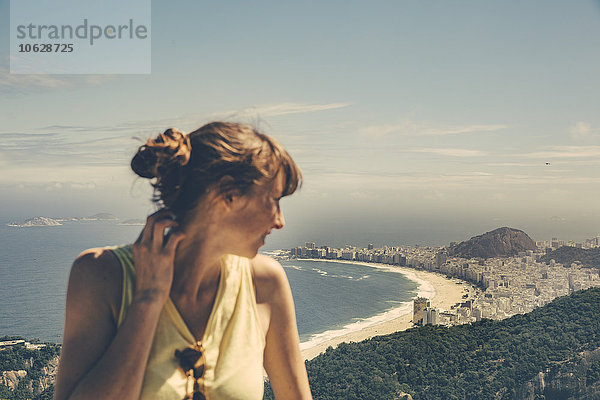 Brasilien  Frau blickt vom Zuckerhut auf die Copacabana von Rio de Janeiro hinunter