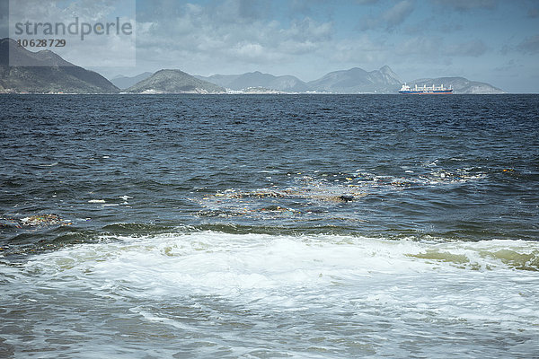 Brasilien  Rio de Janeiro  Praia Vermelha  Wasserverschmutzung  Müll im Meer