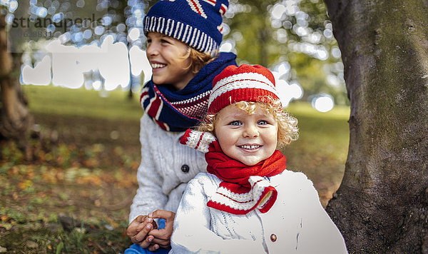 Porträt von zwei blonden Jungen in modischer Strickmode im Herbst