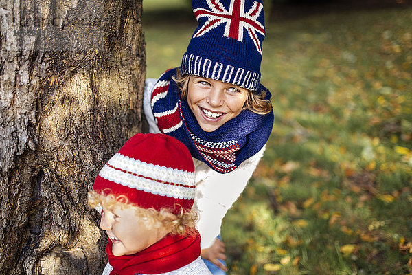 Porträt von zwei blonden Jungen in modischer Strickmode im Herbst