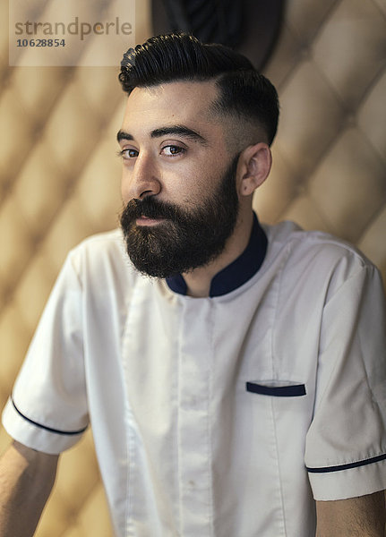 Portrait eines Barbiers mit Vollbart