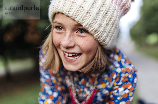 Porträt eines lächelnden Mädchens mit Wollmütze