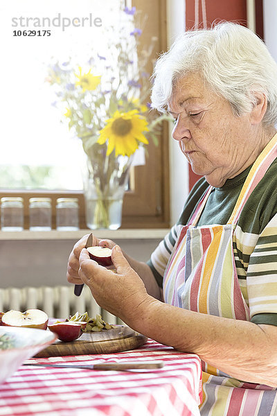 Seniorin beim Äpfelschneiden