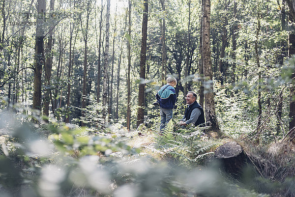 Deutschland  Sachsen  lächelnder Mann mit Junge im Wald