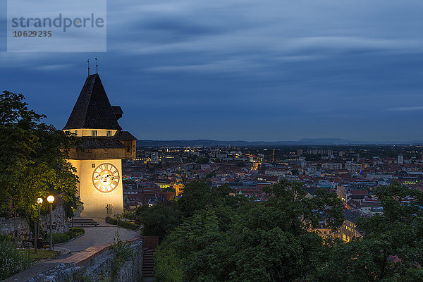 Österreich  Steiermark  Graz  Uhrturm mit Panoramablick am Abend