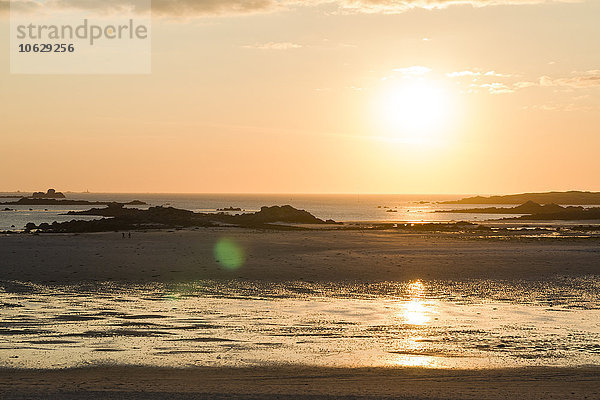 Frankreich  Bretagne  Cote des Abers  Landeda  Sonnenuntergang am Strand
