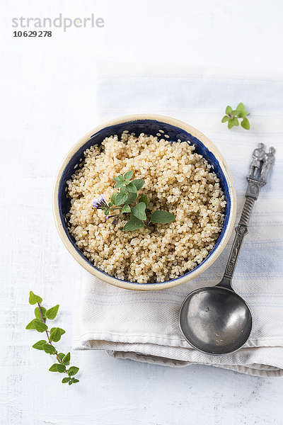 Schale mit gekochtem Quinoa