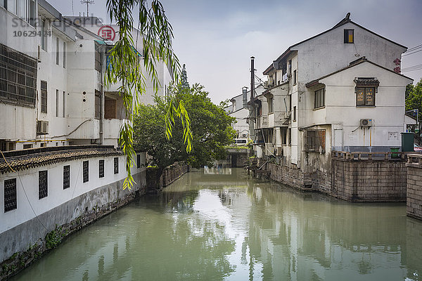China  Provinz Jiangsu  Suzhou  Kanal und Wohnhäuser