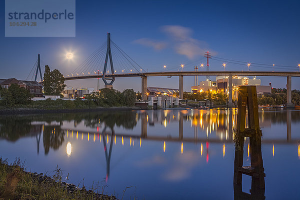 Deutschland  Hamburg  Koehlbrandbrücke und Vollmond bei Nacht