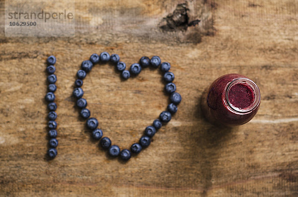 Blueberry Smoothie in der Flasche  ich liebe Schreiben  Blaubeeren auf Holz