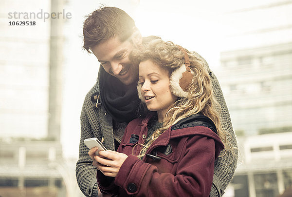 Paar schaut gemeinsam auf das Smartphone