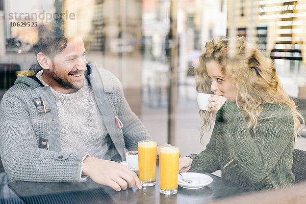 Italien  Mailand  verliebtes Paar  das in einem Café sitzt und Spaß hat.