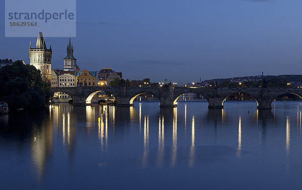Tschechien  Prag  Blick auf Karlsbrücke und Altstadtbrückenturm bei Dämmerung