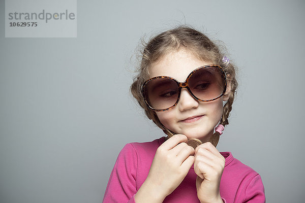 Porträt des kleinen Mädchens mit übergroßer Sonnenbrille