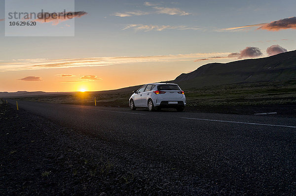 Island  Auto auf der Straße unter Mitternachtssonne