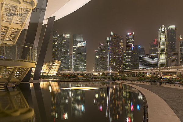 Singapur  ArtScience Museum und Skyline bei Nacht