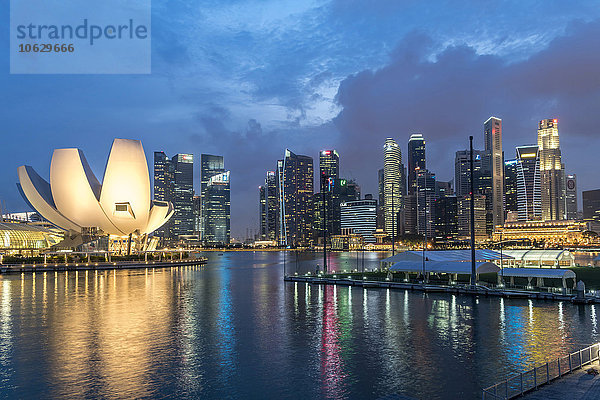 Singapur  Marina Bay  Skyline und ArtScience Museum am Abend