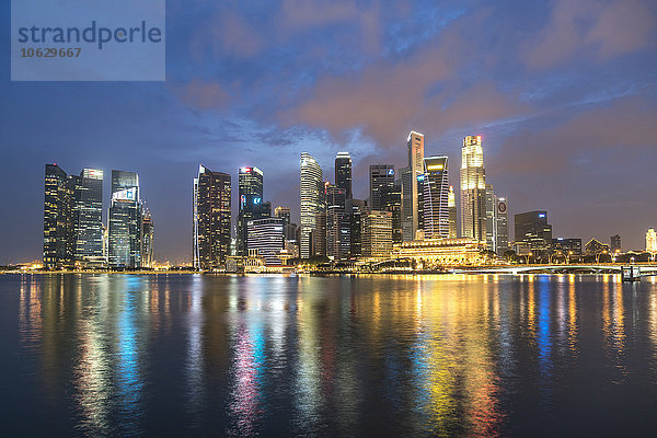 Singapur  Skyline am Abend