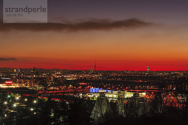 Deutschland  Bayern  München  Stadtbild bei Sonnenuntergang mit Alpen im Hintergrund