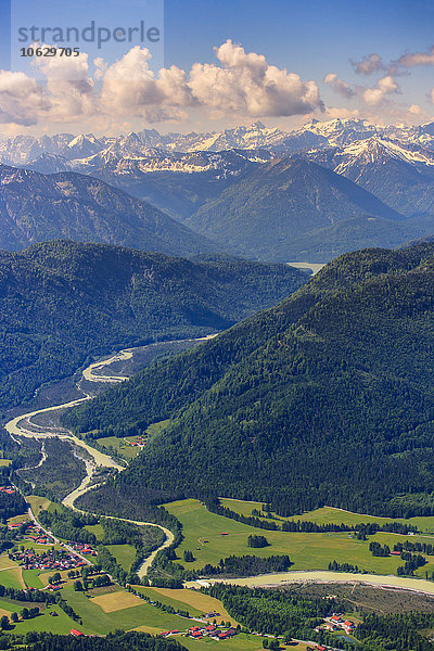 Deutschland  Bayern  Luftbild von Lenggries mit Isar und Alpen