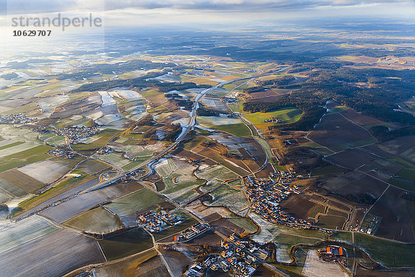 Deutschland  Bayern  Luftbild von Wolfratshausen im Winter