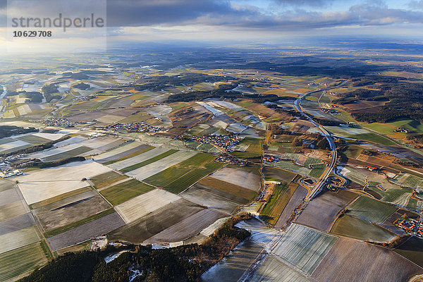 Deutschland  Bayern  Luftbild von Wolfratshausen im Winter